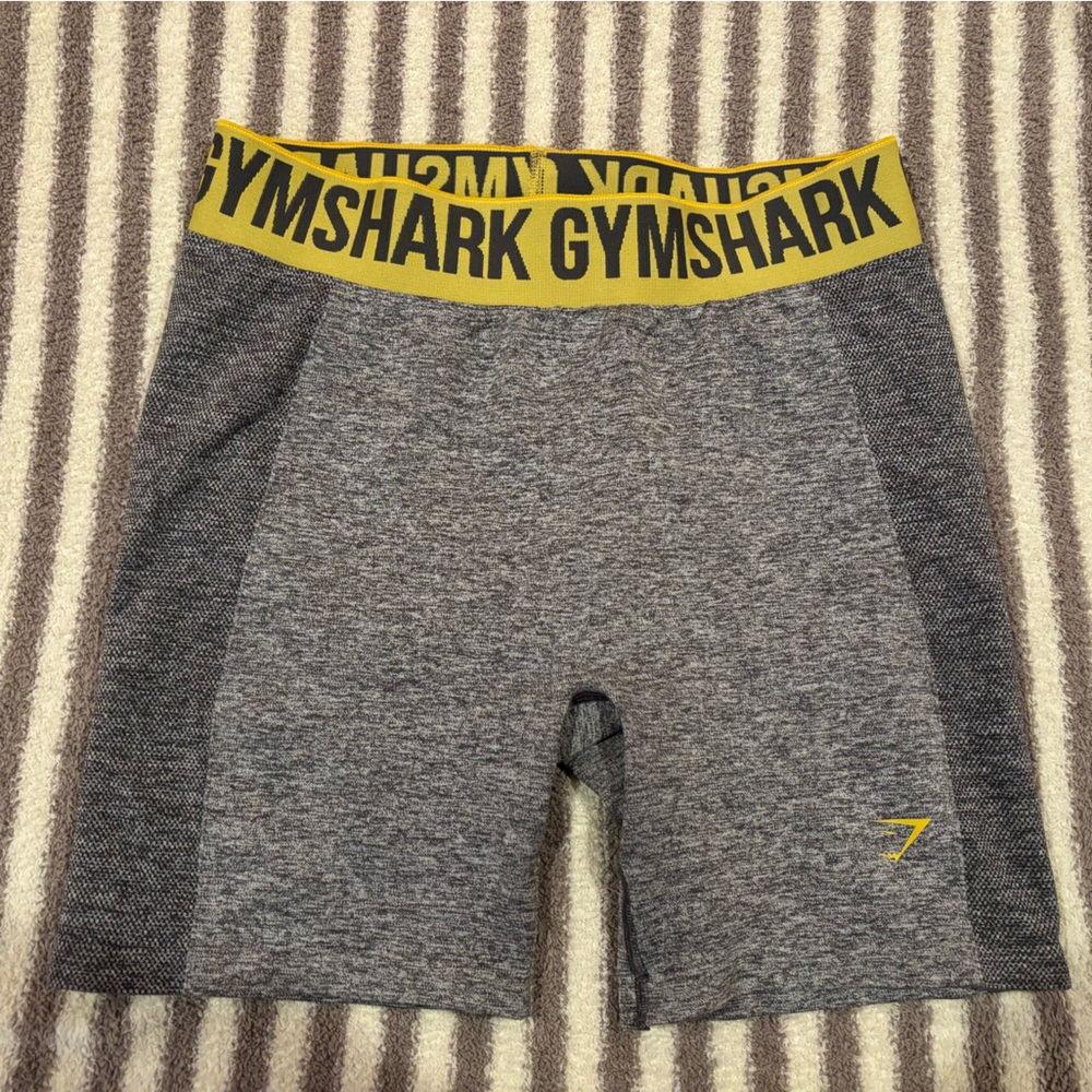 GYMSHARK FLEX SHORTS IN Charcoal gray/ medallion yellow
